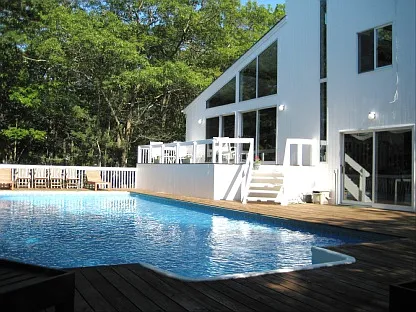 Light Filled Spacious Contemporary Close to Village and Beaches — Photo 1