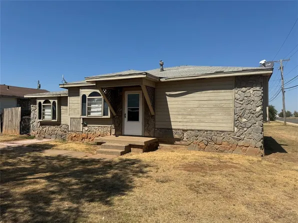 1409 E Hemlock St, Altus, OK 73521
