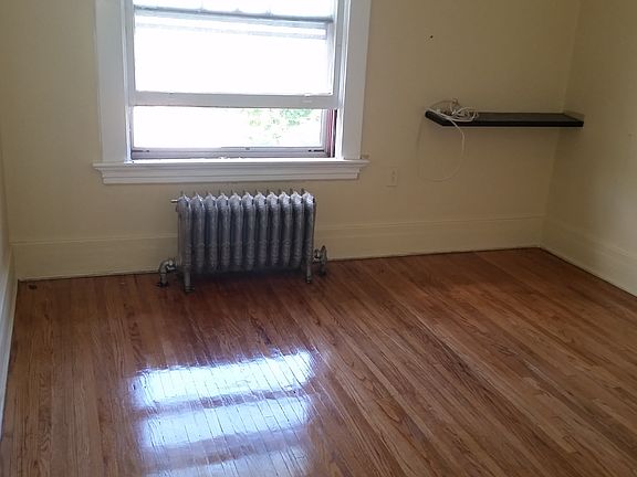 5th image of 117 Winspear Ave