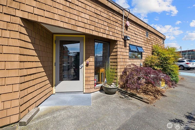 4th image of 2143 N Northlake Way #27