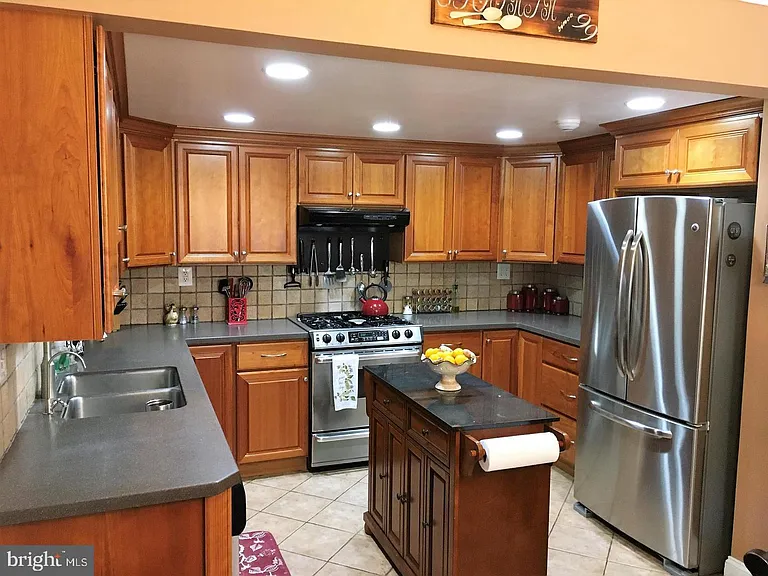 1127 Thackary Ct — Photo 3