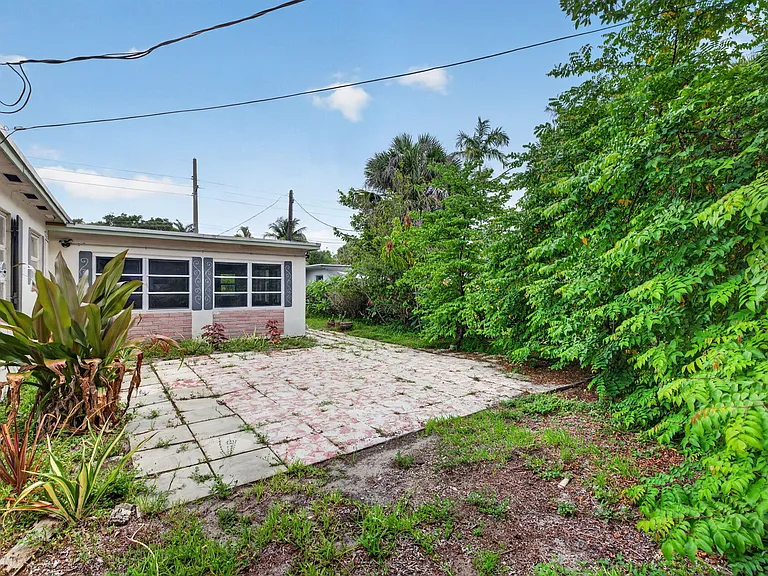 841 SW 18th Ct — Photo 40