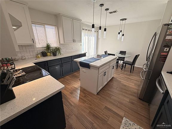 4th image of 1911 Azalea St