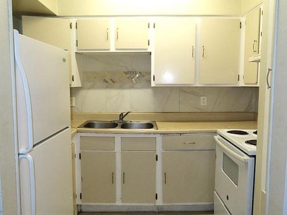 3rd image of 1944 W University Blvd #8A
