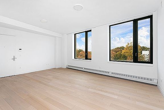 4th image of 3128 Henry Hudson Pkwy E #601