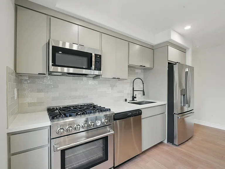 8234 Blackburn Ave #8236-1/2 — Photo 43
