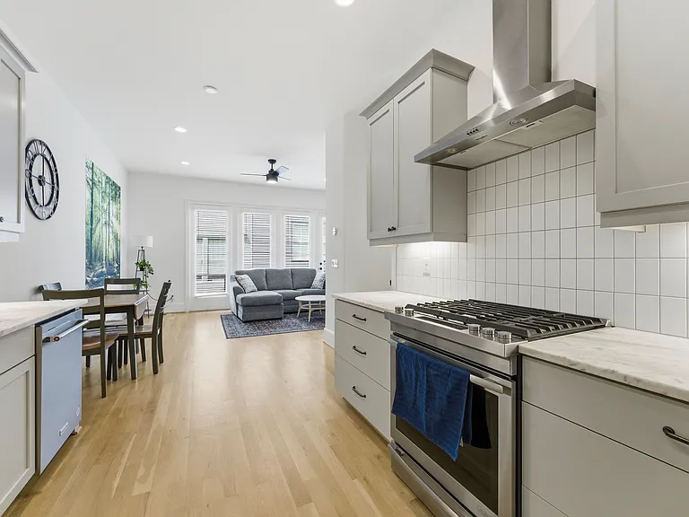 656 Bull St — Photo 3