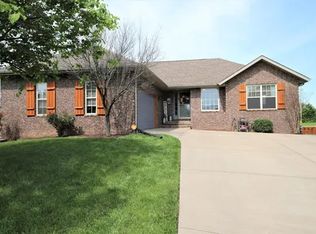 1003 W Crestwood St, Nixa, MO 65714