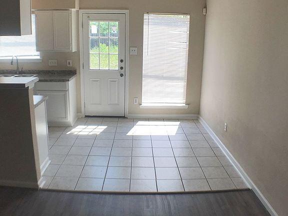 3rd image of 1211 Bayou Glen Dr