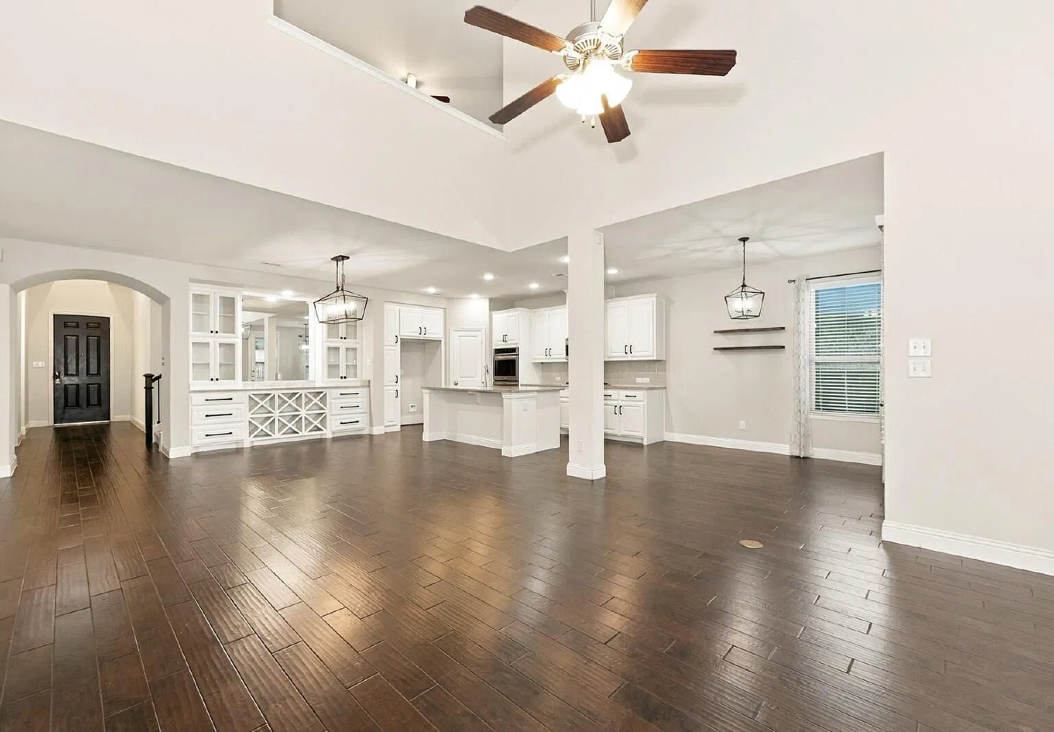 4 bed, 3.0 bath, 2926 sqft, $3,200 — Photo 3