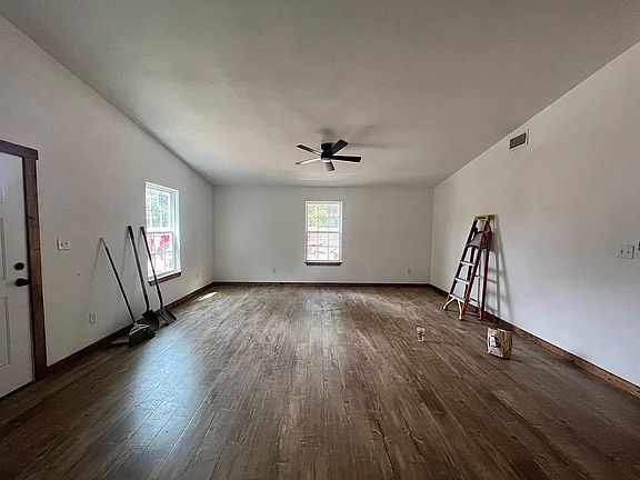 3rd image of 604 N Witte St