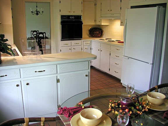 Kitchen: Built-In Stovetop, Oven, Dishwasher