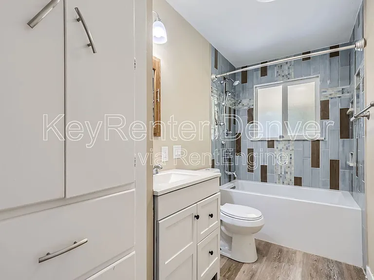 991 Vaughn St — Photo 8