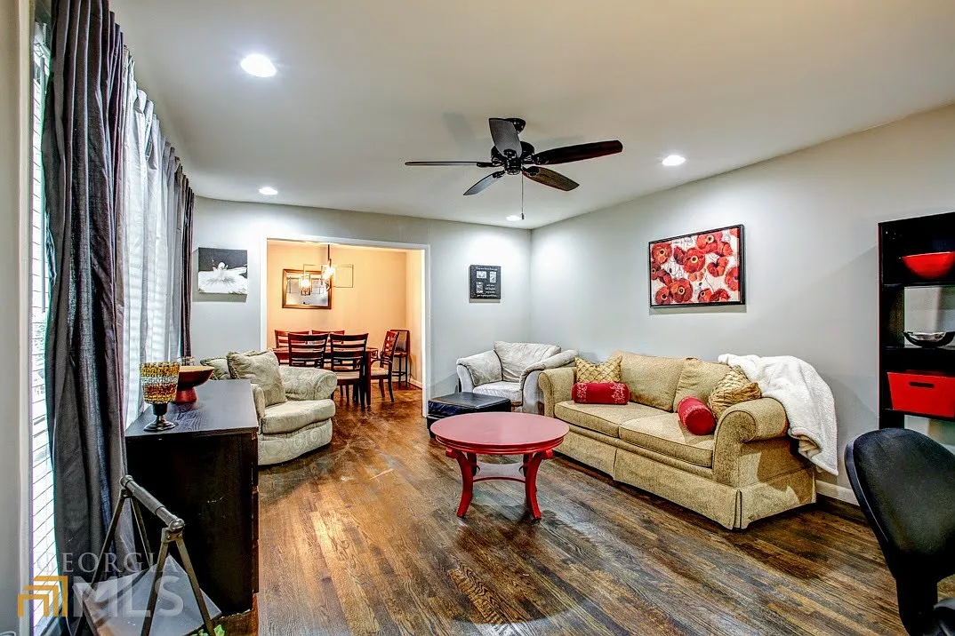 4 bed, 2.0 bath, 100 sqft, $5,400 — Photo 2