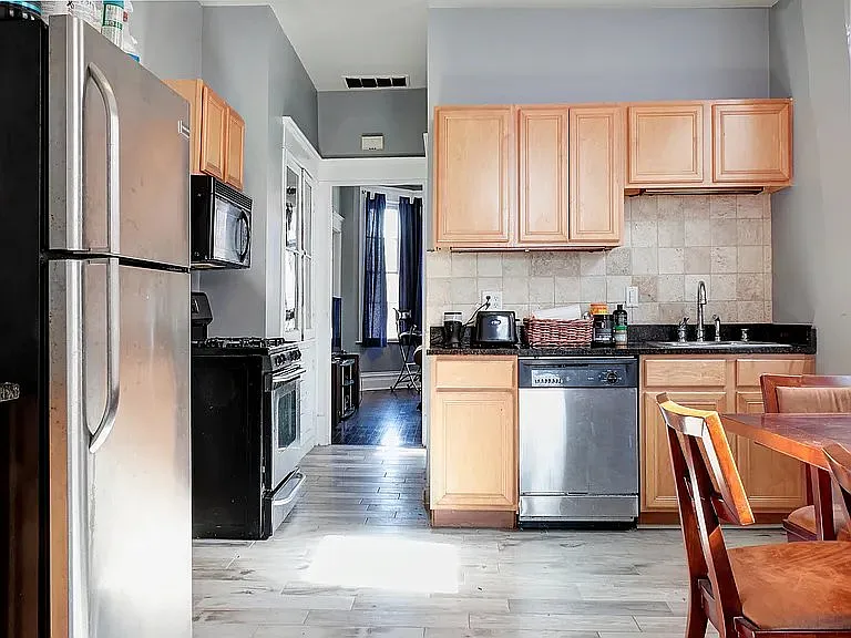 2552 N Southport Ave #2F — Photo 3