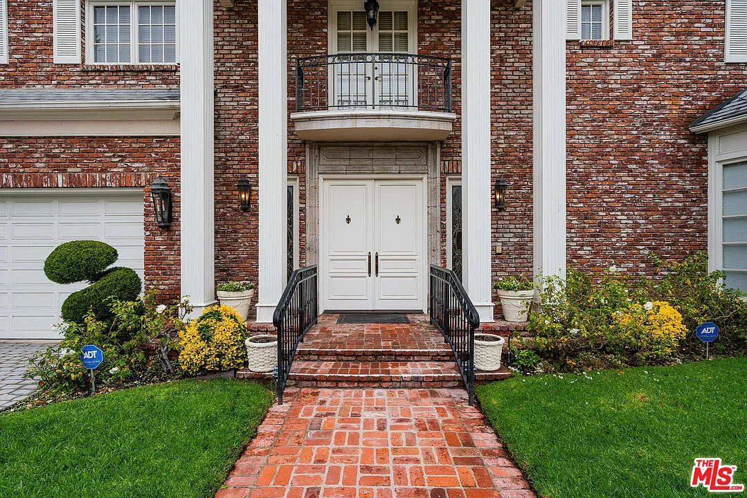 6 bed, 8.0 bath, 6950 sqft, $40,000 — Photo 2