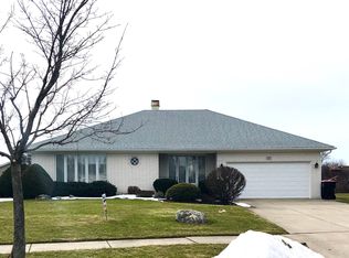 15 Woodgate Dr, Lancaster, NY 14086