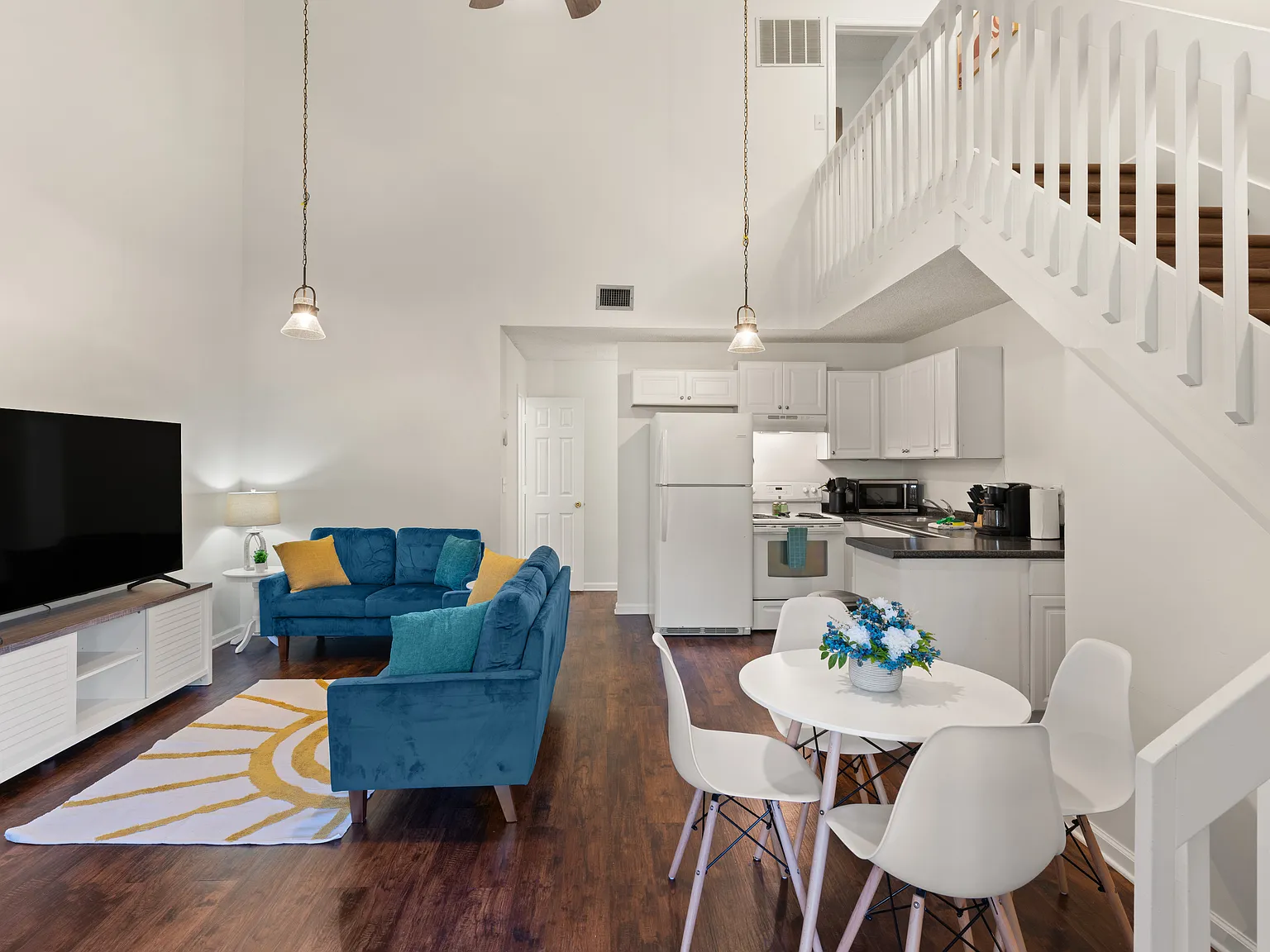 2 bedroom townhouse - Fully Furnished — Photo 1