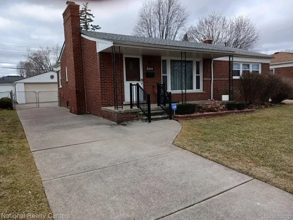 8265 Kinmore St, Dearborn Heights, MI 48127