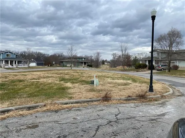 2020 Riverstone Dr, Excelsior Springs, MO 64024