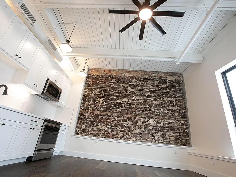 411 W Portage Ave #5 — Photo 24