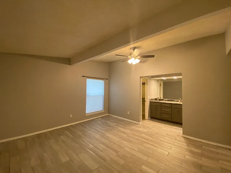 2433 Shady Tree Ln — Photo 21