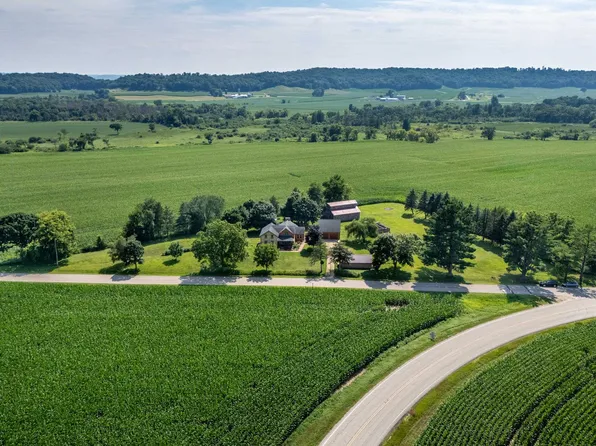 E9275 Prairie Rd, North Freedom, WI 53951