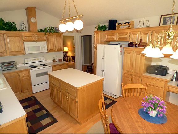 3rd image of 2588 Parkview Dr