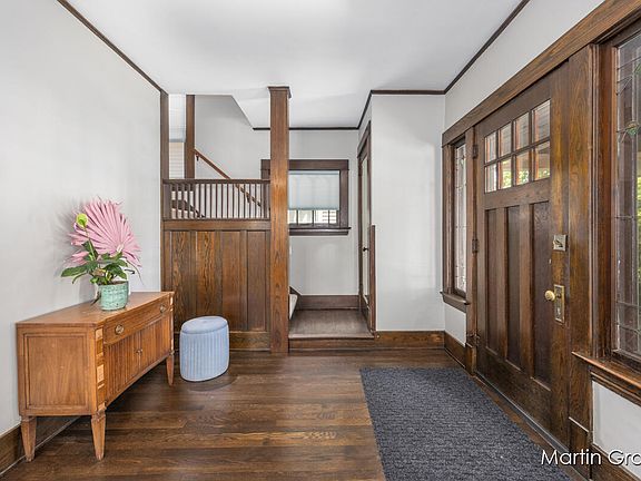 4th image of 927 Pine Ave NW