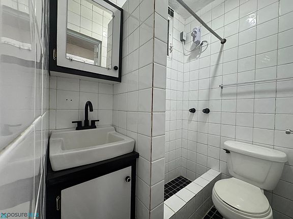 5th image of 11AK Urb Levittown Lakes Calle Paseo Magdalena 11 11ak