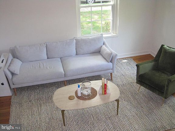 4th image of 2951 S Columbus St