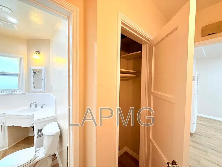 1535 S Fairfax Ave — Photo 16