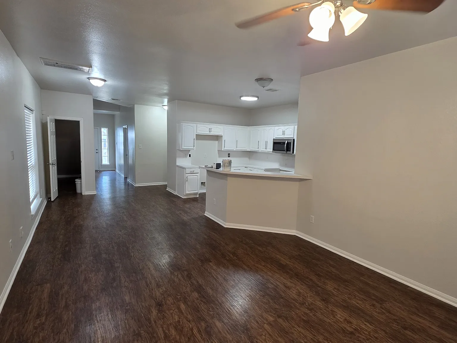 4 bed, 2016 sqft, $2,600 — Photo 3