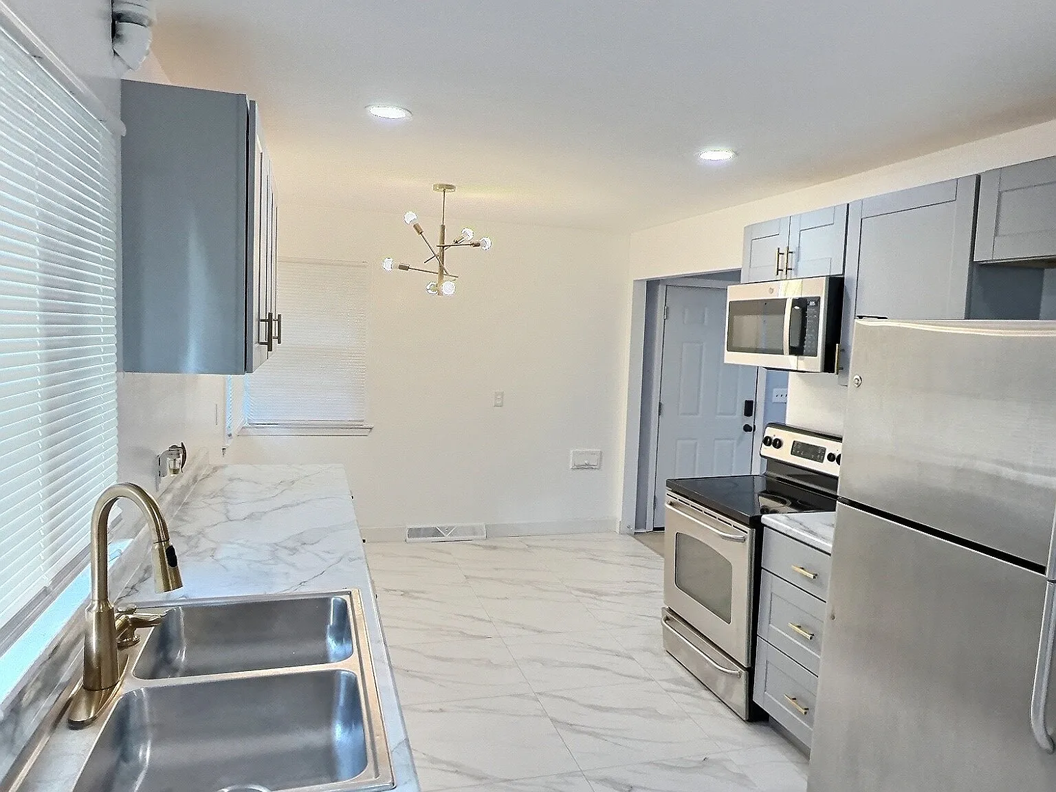 3 bed, 1008 sqft, $1,900 — Photo 4