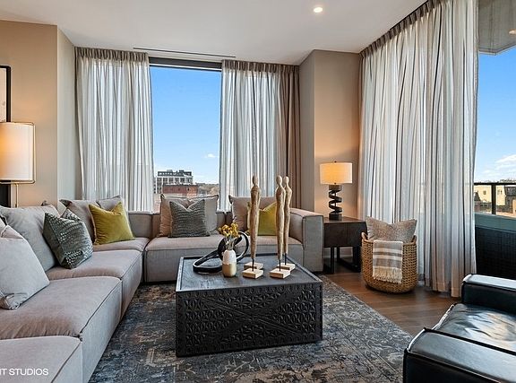 2nd image of 1550 N Clark St #603