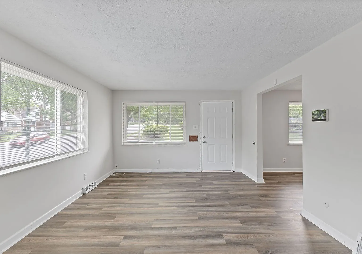 College Hill- Amazing 3 Bedroom, 1.5 Bathroom In An Amazing Neighborhood With Attached Garage! — Photo 2