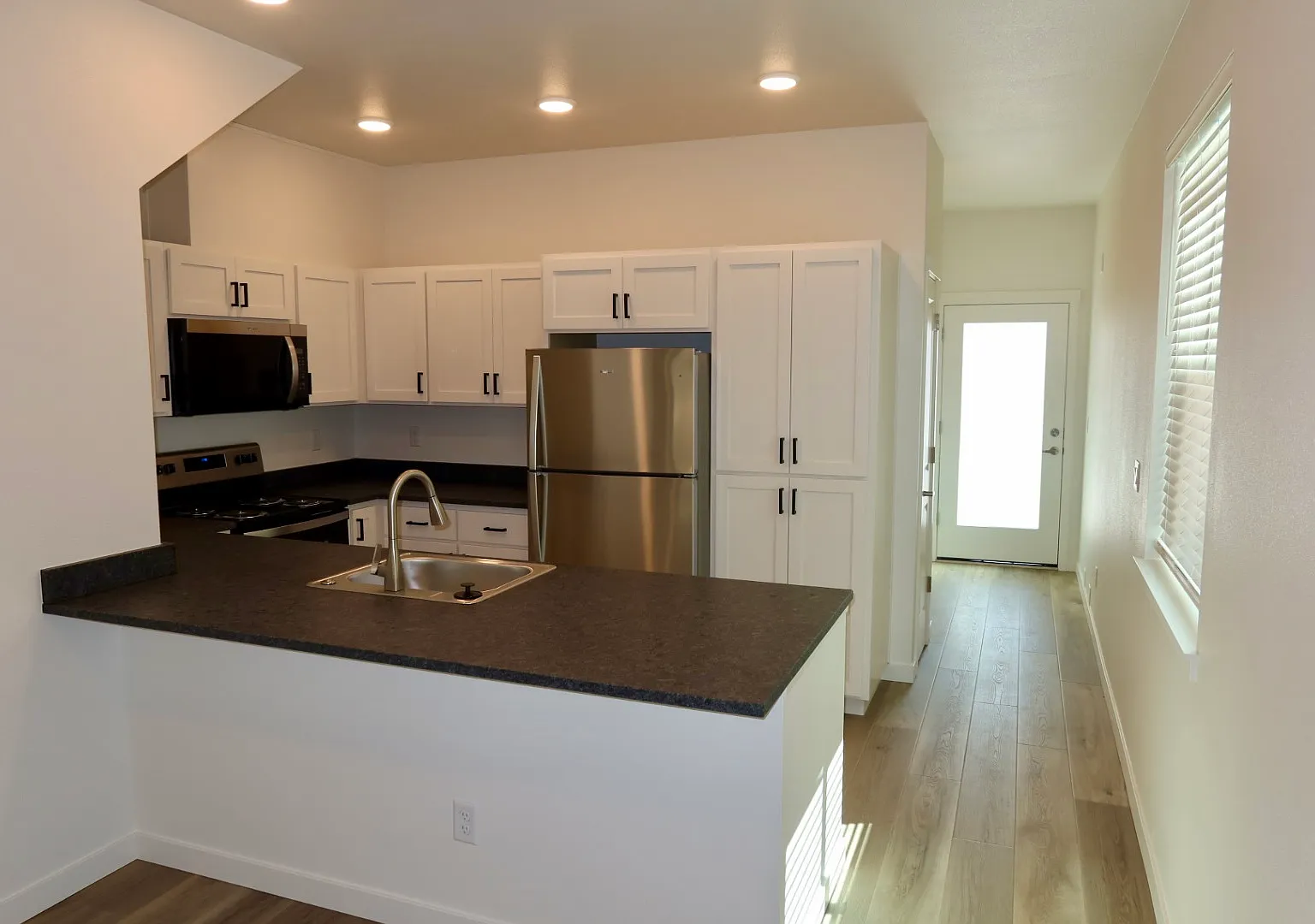 3 bed, 2.5 bath, 1460 sqft, $2,000 — Photo 1