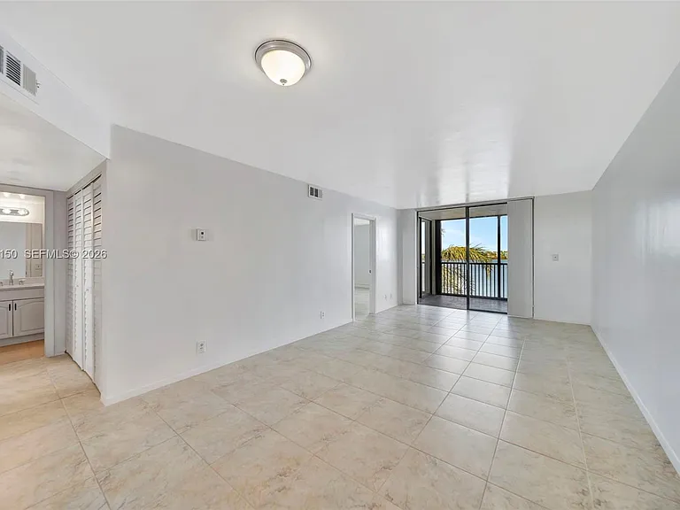 117 Lake Emerald Dr #408 — Photo 13