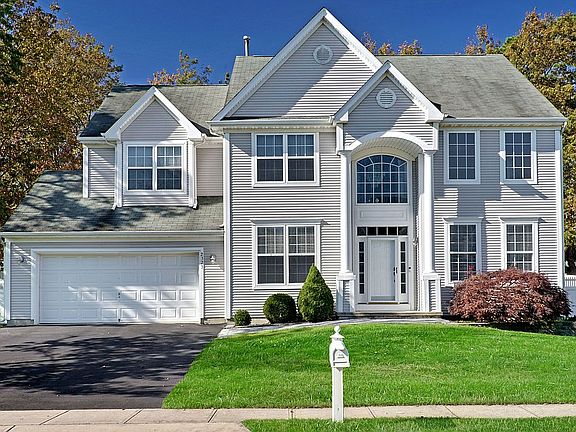2nd image of 2323 Forest Cir