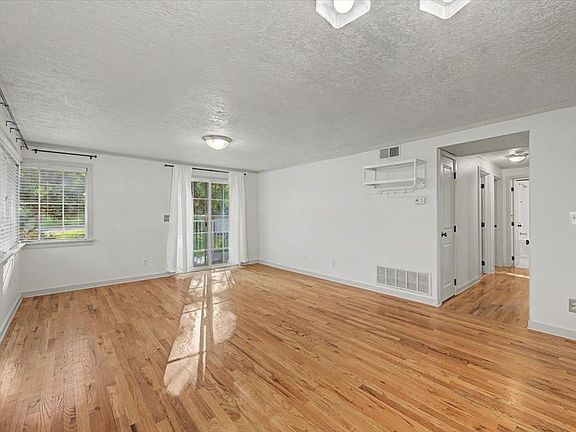 4th image of 407 W Village Ln