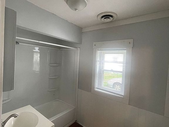 4th image of 301 E Memorial Dr #303