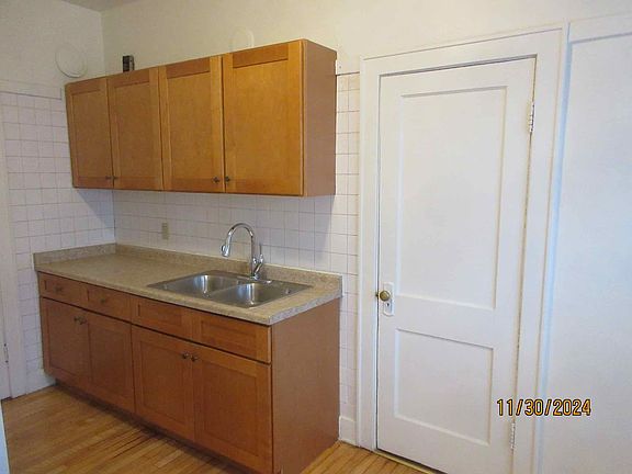 4th image of 903 E Wright St #3