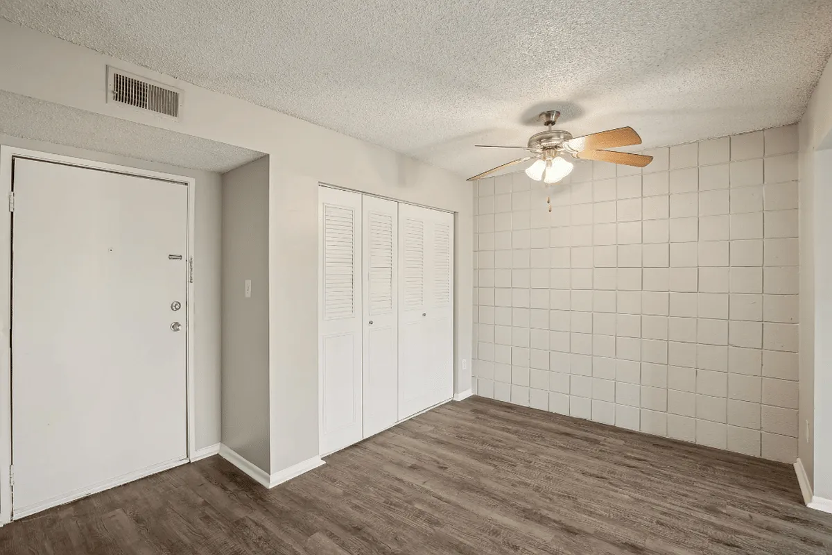 8633 E Utopia Pkwy — Photo 2