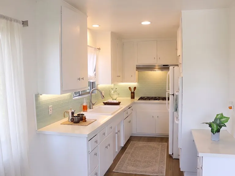 2849 Waverly Dr — Photo 2