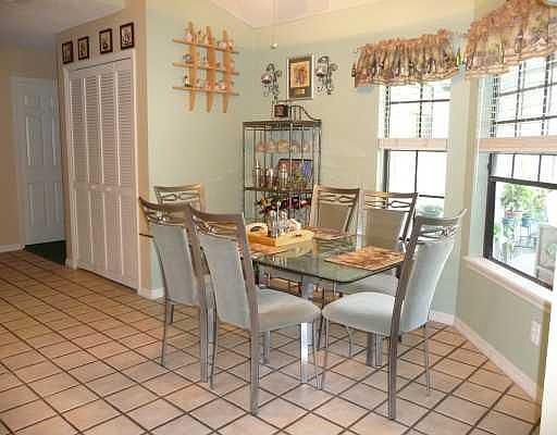 4th image of 613 N Longview Pl