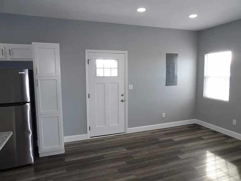 240 E Court St — Photo 6