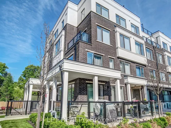 300 Alex Gardner Cir #64, Aurora, ON L4G 3G5