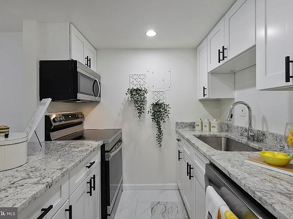 5th image of 1300 Army Navy Dr APT 412
