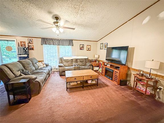 5th image of 202 Carnation Ln