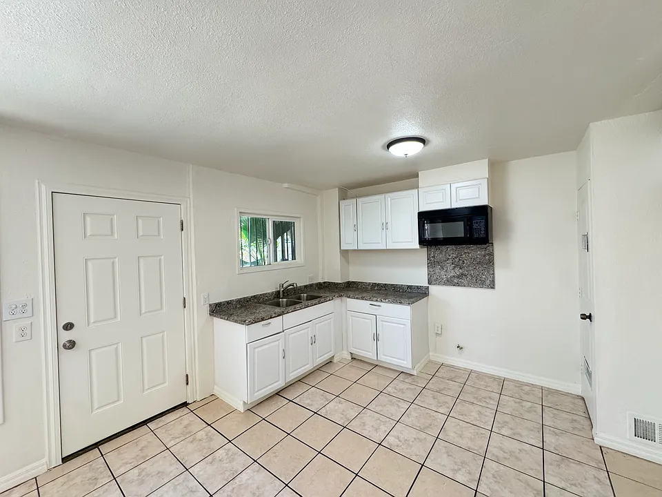 1233 Clela Ave